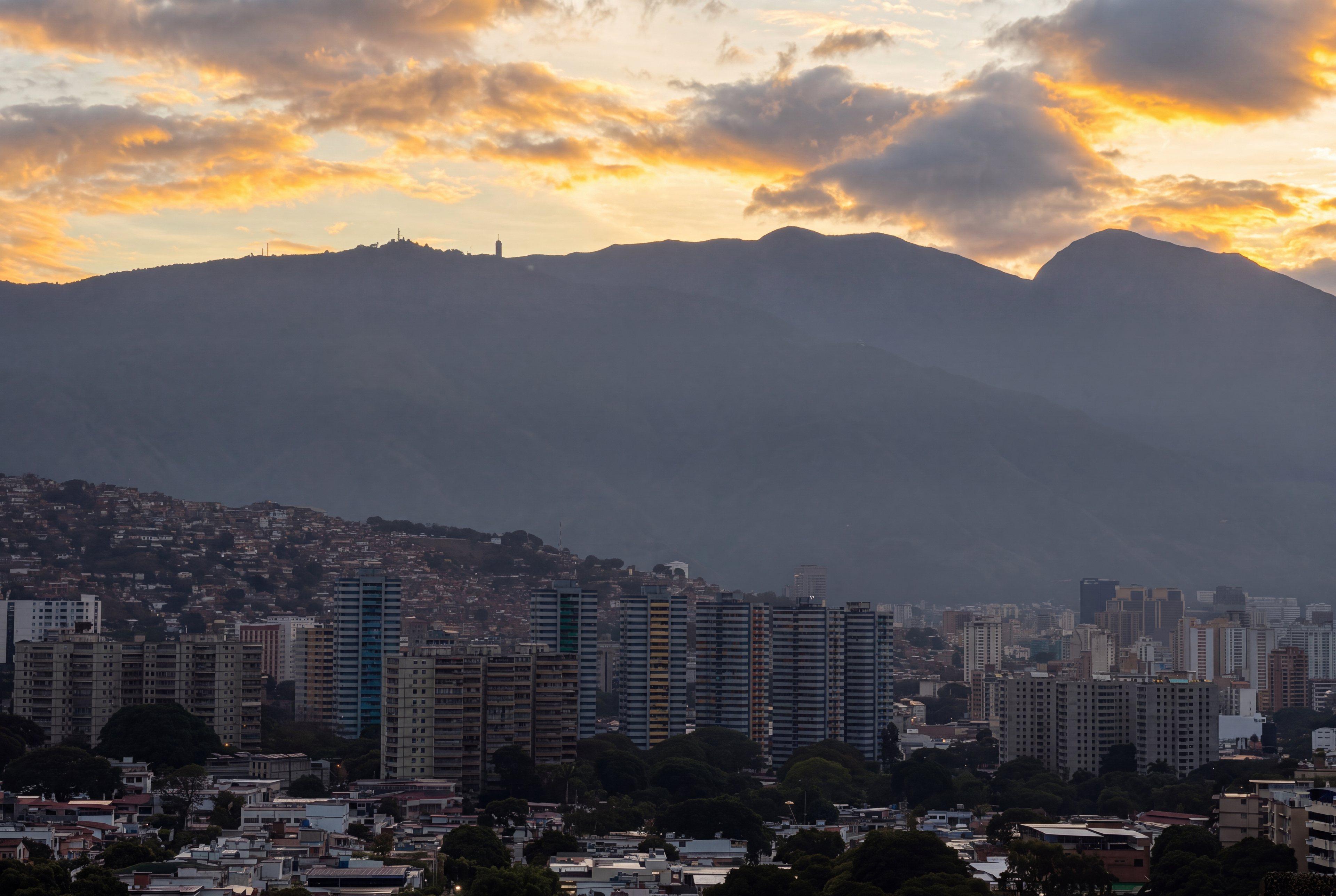 El Ávila al atardecer sobre los edificios de Caracas